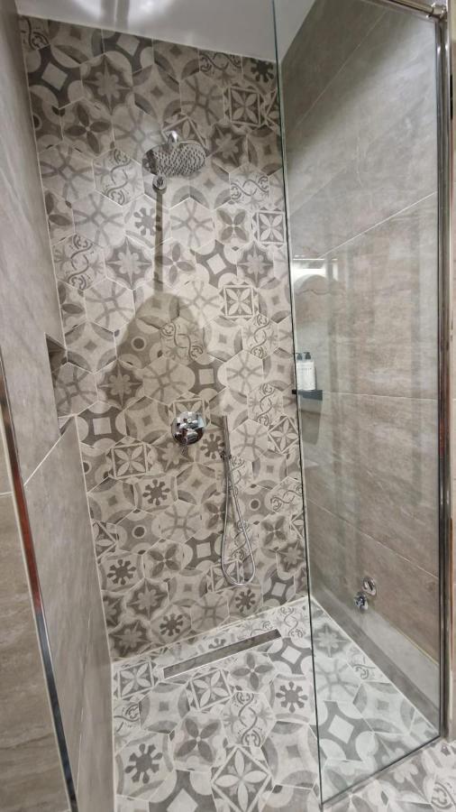 Hotel Bujtina Behram Korce Esterno foto