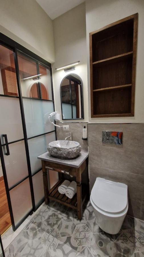Hotel Bujtina Behram Korce Esterno foto