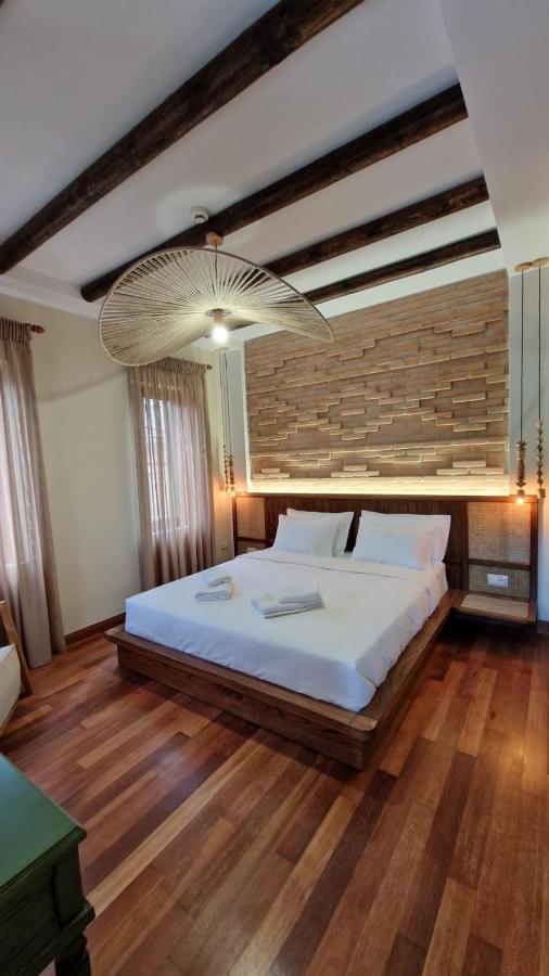 Hotel Bujtina Behram Korce Esterno foto
