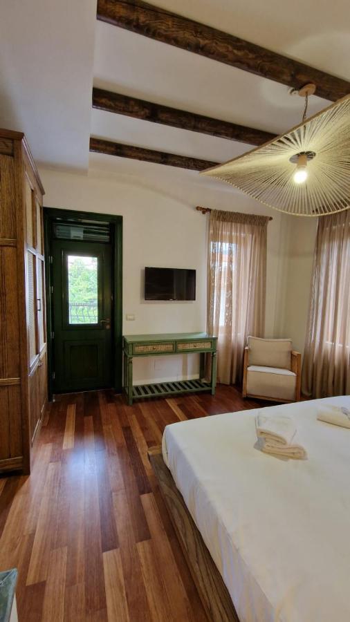 Hotel Bujtina Behram Korce Esterno foto