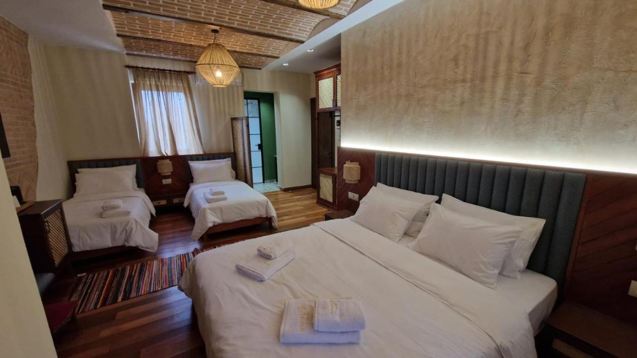 Hotel Bujtina Behram Korce Esterno foto