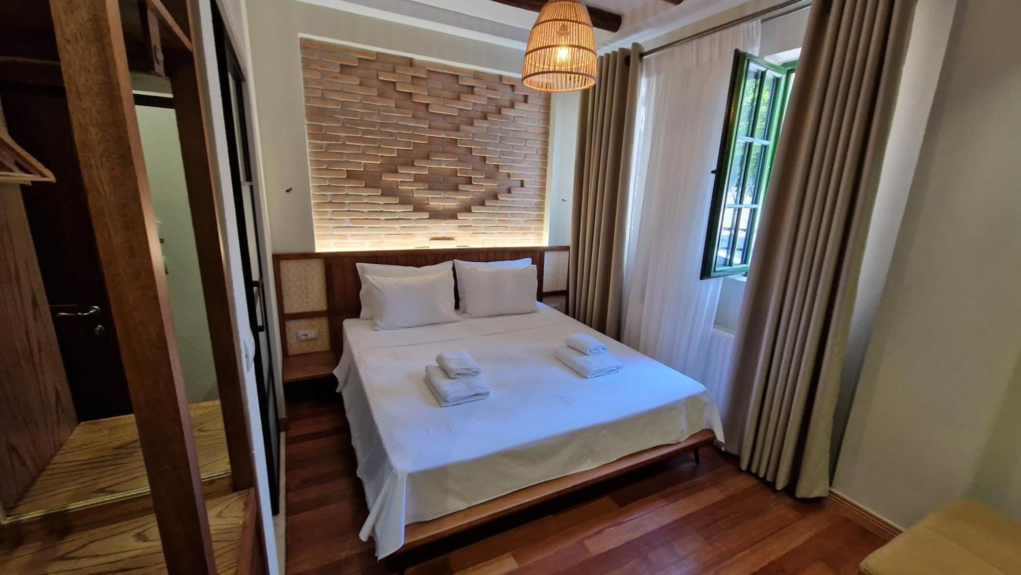 Hotel Bujtina Behram Korce Esterno foto